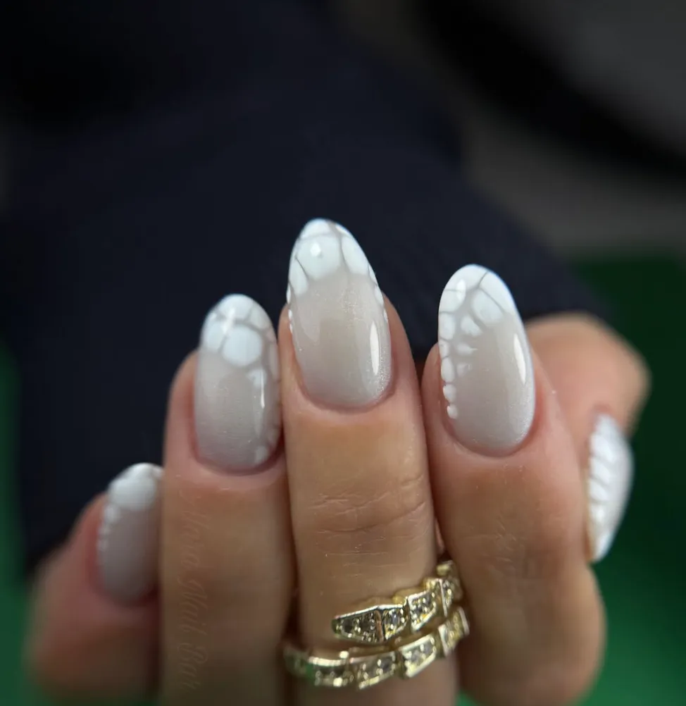 Beyaz damla desenli nail art – Alara Nail Bar Instagram