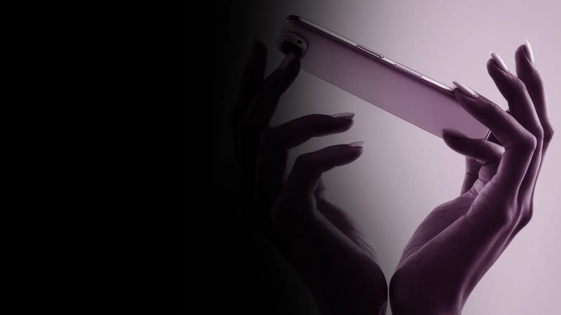 Akıllı telefon tutan bakımlı eller